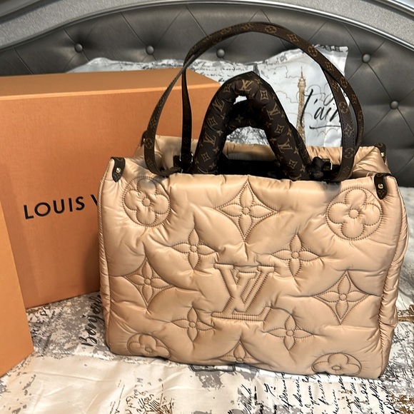 👑NWOT LOUIS VUITTON ON THE GO GM TOTE👑 PILLOW COLLECTION TAN/BROWN ECONYL NYLON - Picture 2 of 11